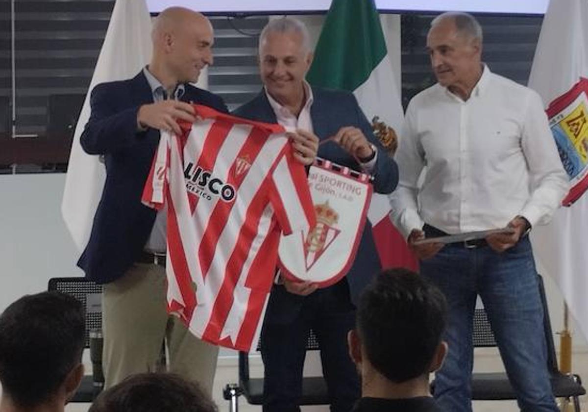 David Guerra entrega una camiseta del Sporting al alcalde de Torreón, en presencia de Joaquín.