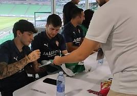 Jordan Carrillo, Guille Rosas y Cali Izquierdoz, durante la firma de autógrafos de este viernes en el Estadio Corona de Torreón.