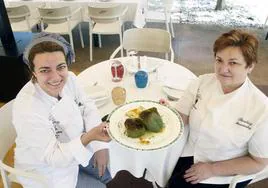 Algunas de las representantes del Club de Guisanderas de Gijón: Noelia García y Beatriz Fernández (Restaurante Los Pisones).