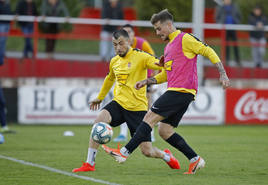 Isma Cerro con Javi Fuego en un entrenamiento con el Sporting en Mareo