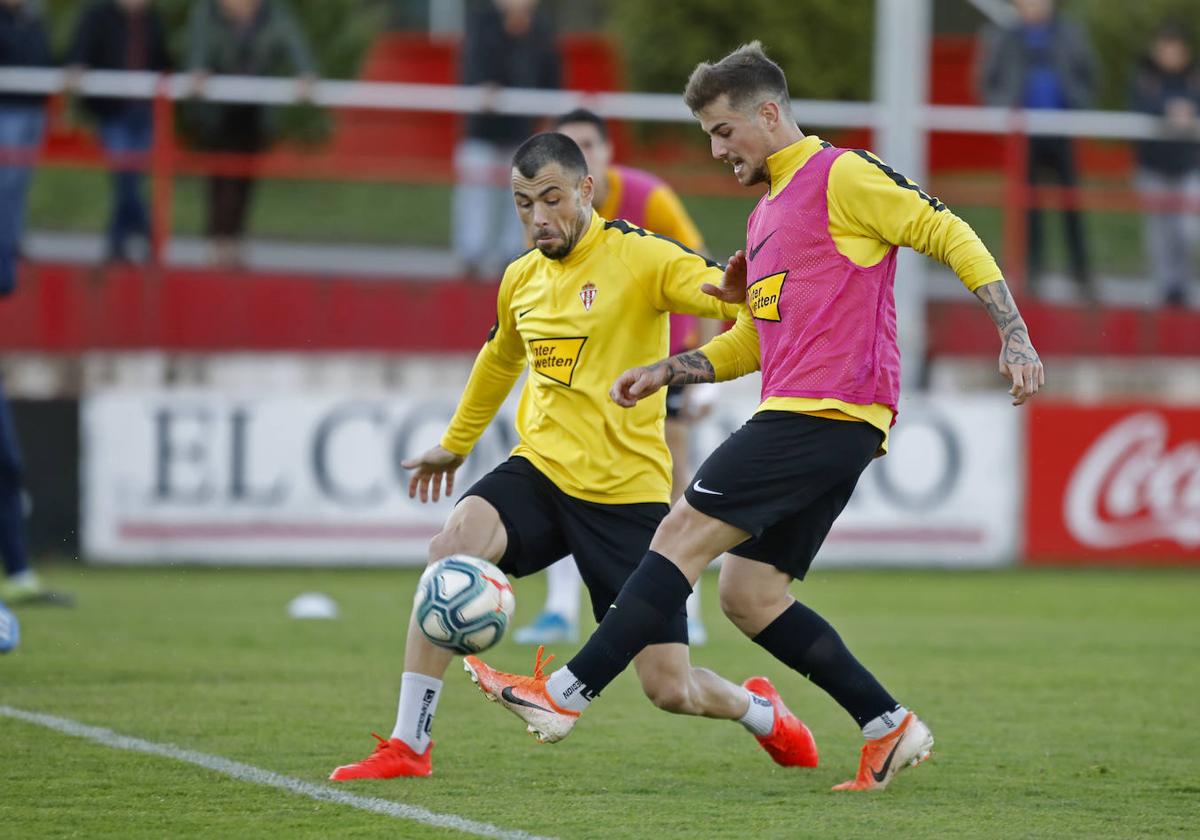 Isma Cerro con Javi Fuego en un entrenamiento con el Sporting en Mareo