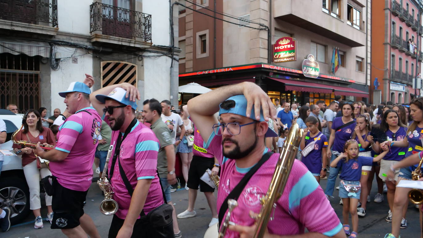 Desfile por las fiestas del Carmen y la Magdalena, al ritmo de charanga
