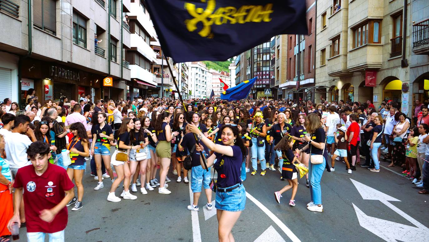 Desfile por las fiestas del Carmen y la Magdalena, al ritmo de charanga