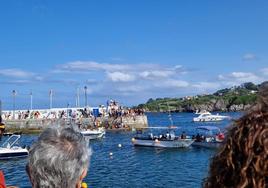 La cucaña llenó de público el muelle.