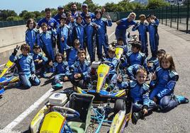 Foto de familia de los participantes en el segundo turno del campus, junto a Ricardo Morán, gerente del Museo y Circuito, y los monitores.