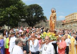 Multitudinaria ofrenda floral del Carmen en Gijón