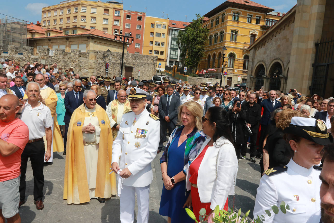 Multitudinaria ofrenda floral del Carmen en Gijón