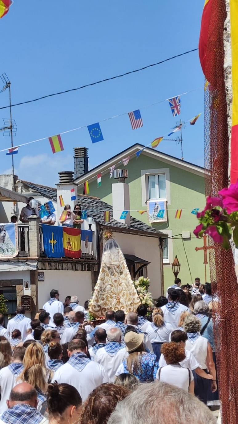 Tapia arropa a su Virgen del Carmen