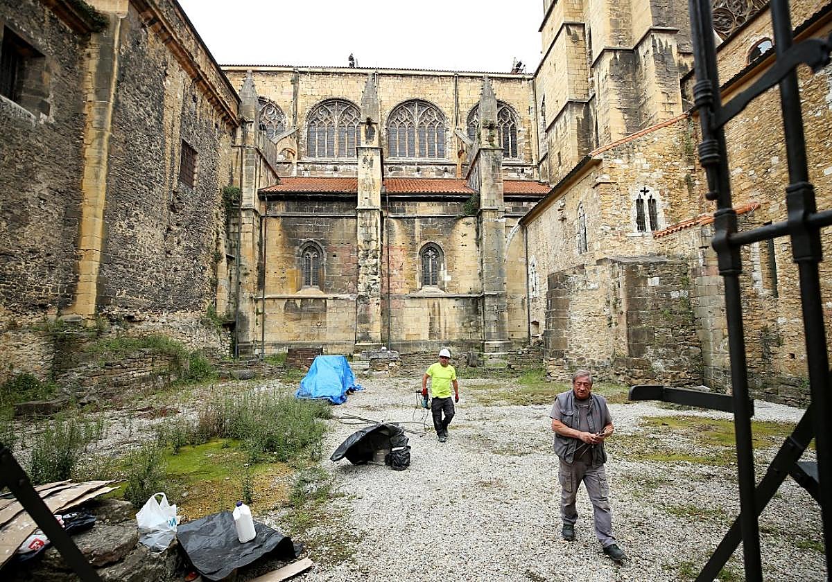 Operarios trabajando en el conocido como el 'Prau de Pachu' del conjunto catedralicio.