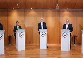 Pablo González, del PP; María Fernández, del PSOE; el moderador del debate, Juan Neira, y Faustino Sabio, de Sumar, ante los atriles desde los que debatieron. Vox no asistió.