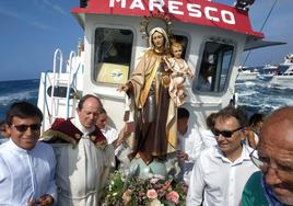 La virgen, durante la procesión marinera.