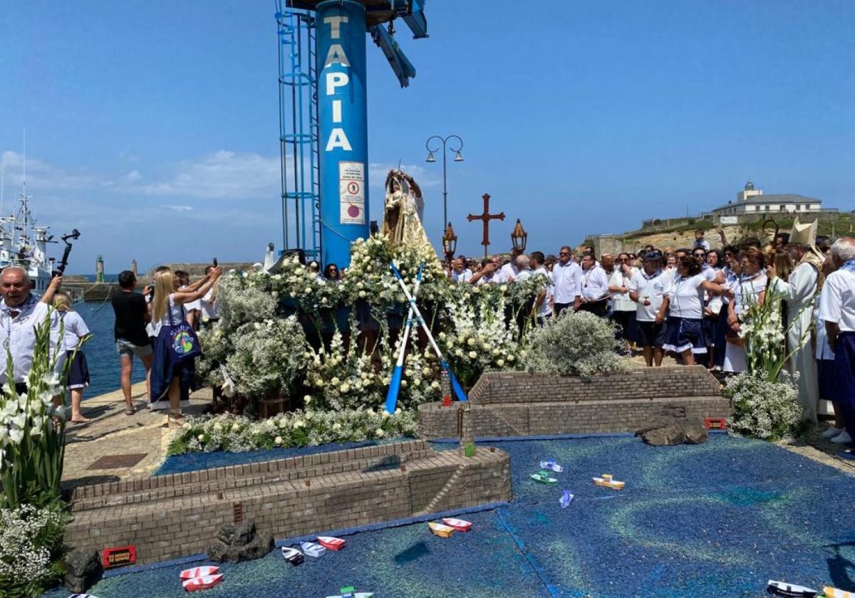 La imagen de la Virgen del Carmen llega al muelle de Tapia de Casariego.