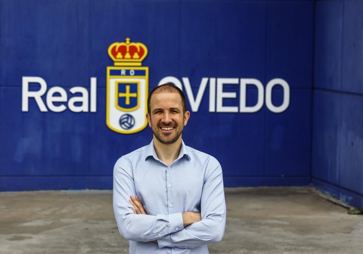 El director deportivo del Real Oviedo, Agustín Lleida, a las puertas de las oficinas del estadio Carlos Tartiere, donde tiene su despacho.