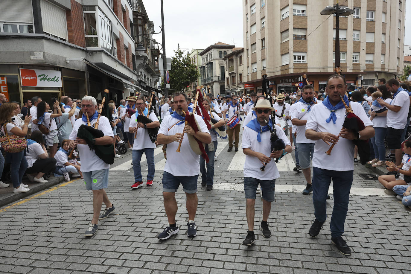 La Pola celebra el Carmín con una folixa multitudinaria