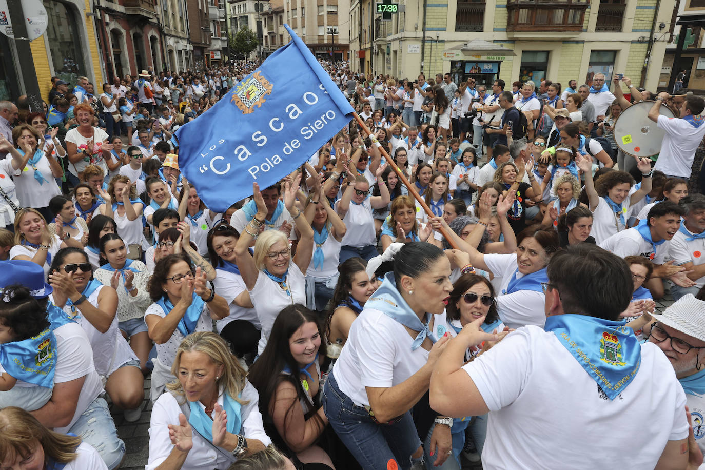 La Pola celebra el Carmín con una folixa multitudinaria