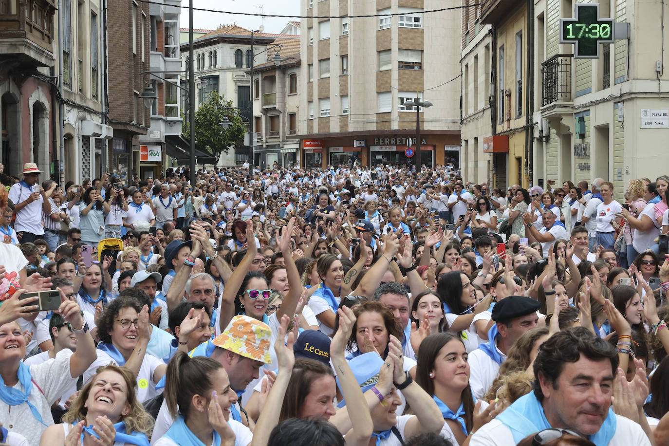 La Pola celebra el Carmín con una folixa multitudinaria