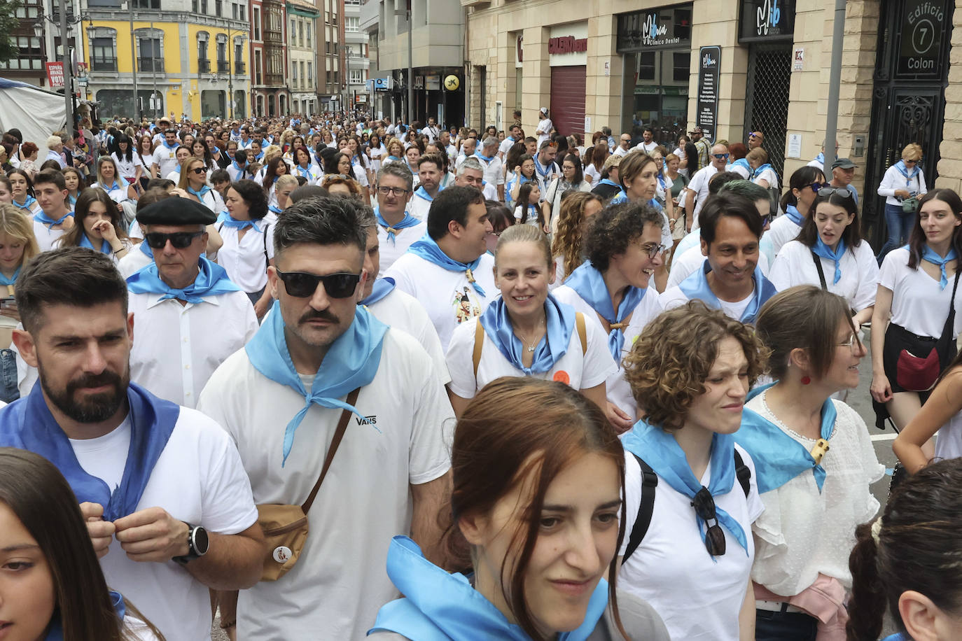 La Pola celebra el Carmín con una folixa multitudinaria