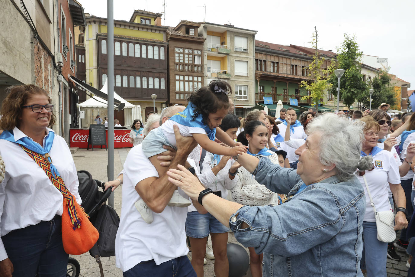 La Pola celebra el Carmín con una folixa multitudinaria