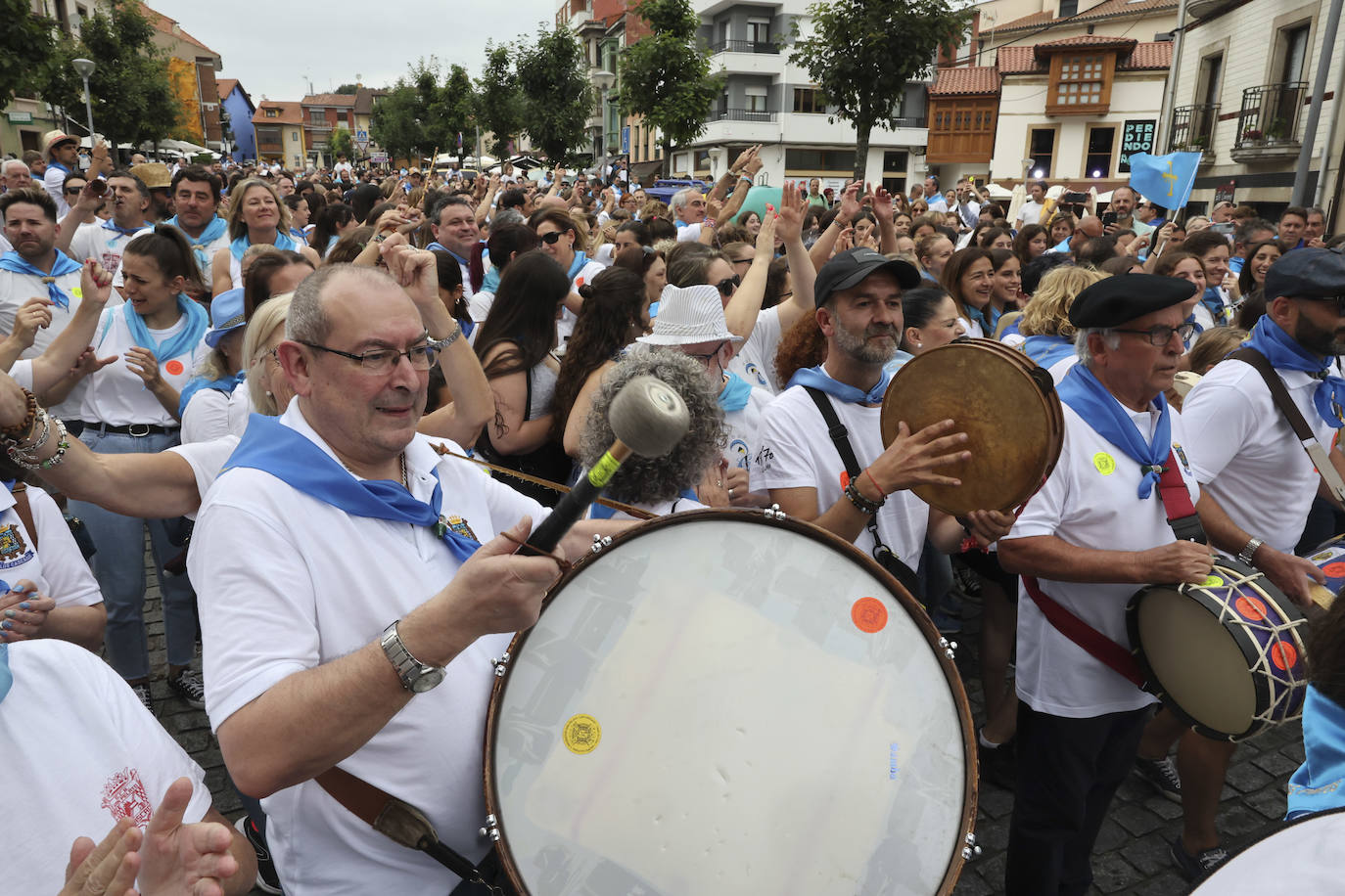 La Pola celebra el Carmín con una folixa multitudinaria