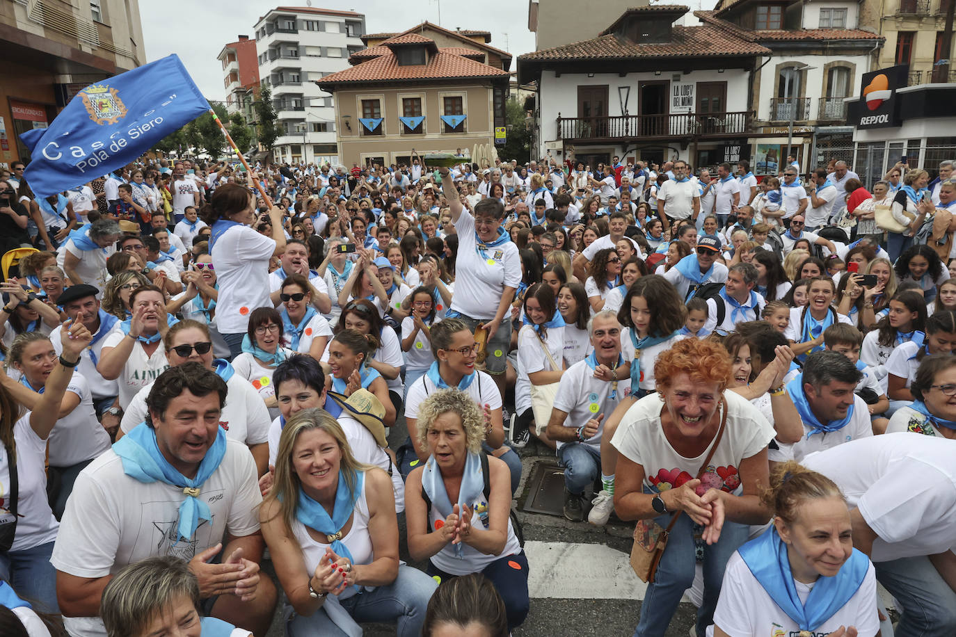 La Pola celebra el Carmín con una folixa multitudinaria