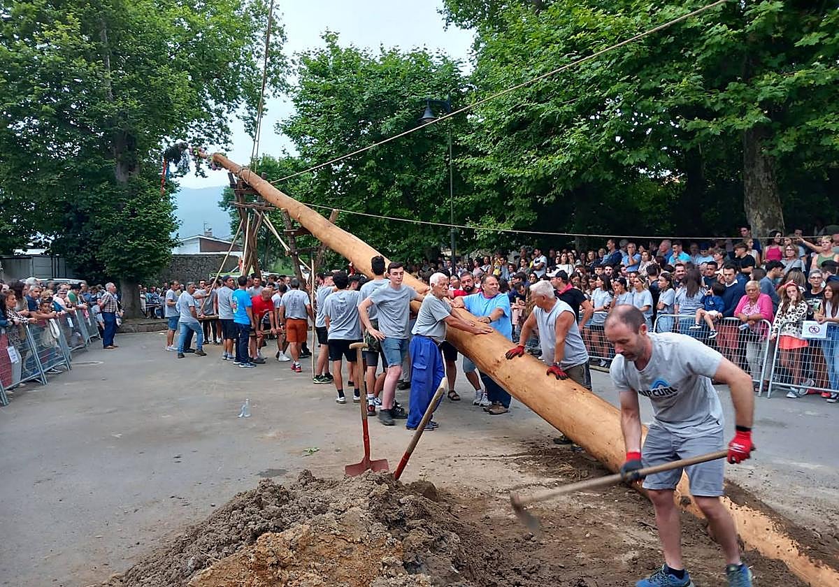 Mas de un millar de personas no perdieron detalle de la plantación de la hoguera del Carmen, en Celorio.
