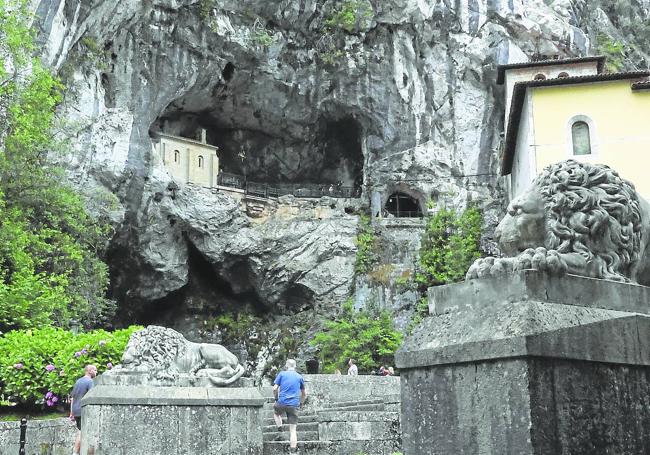 Santa Cueva. Los leones que en su día decoraron los jardines de la Finca El Pasatiempo, en Betanzos, reciben al visitante.