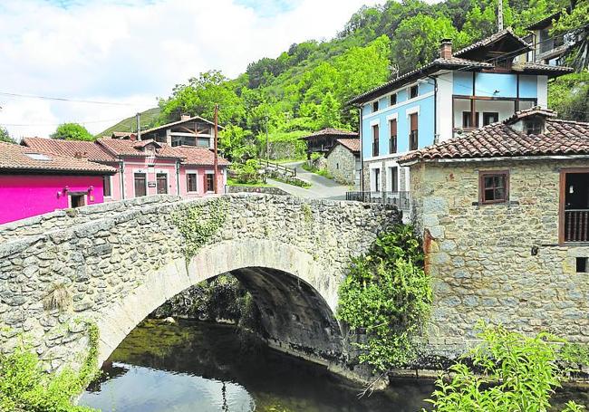 La riera. Puente medieval y viviendas de la localidad canguesa.