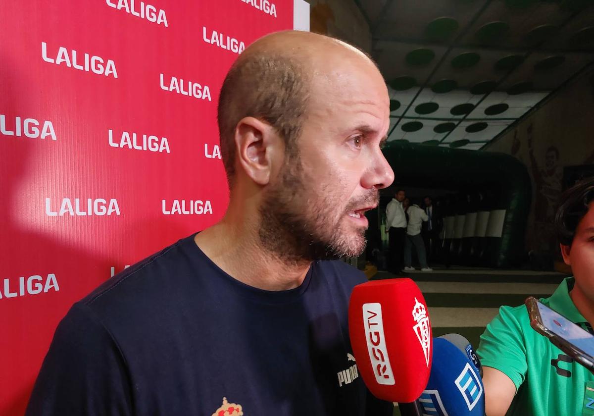 Miguel Ángel Ramírez atiende a los medios tras el partido contra el Santos Laguna