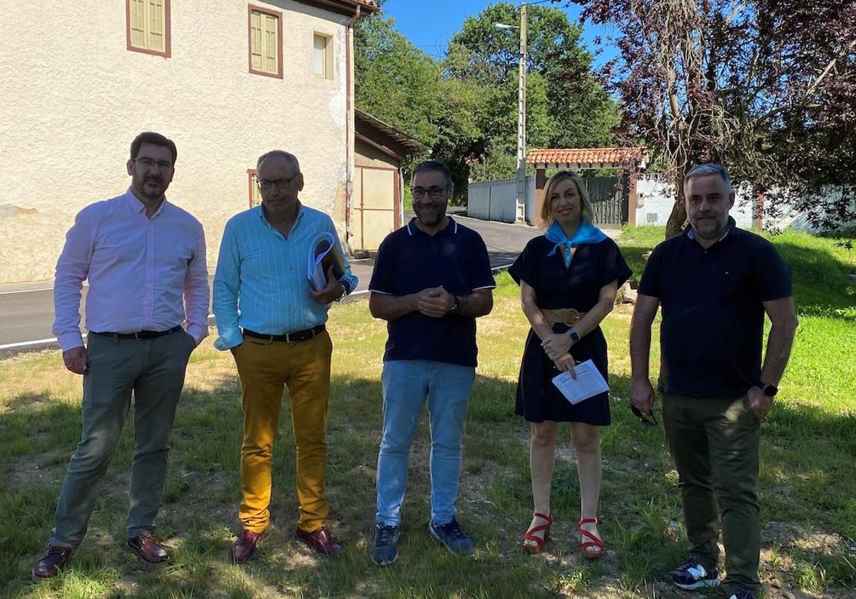 Ignacio Fernández, responsable empresa adjudicataria; Juan Carlos Álvarez, técnico municipal; Pergentino Martínez, concejal de Abastecimiento y Saneamiento; Susana Madera, concejala de Urbanismo; y Jorge Argüelles, jefe de obra de la empresa adjudicataria.