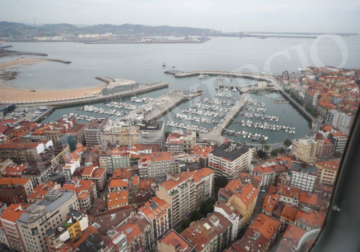 Gijón en verano, visto desde el aire