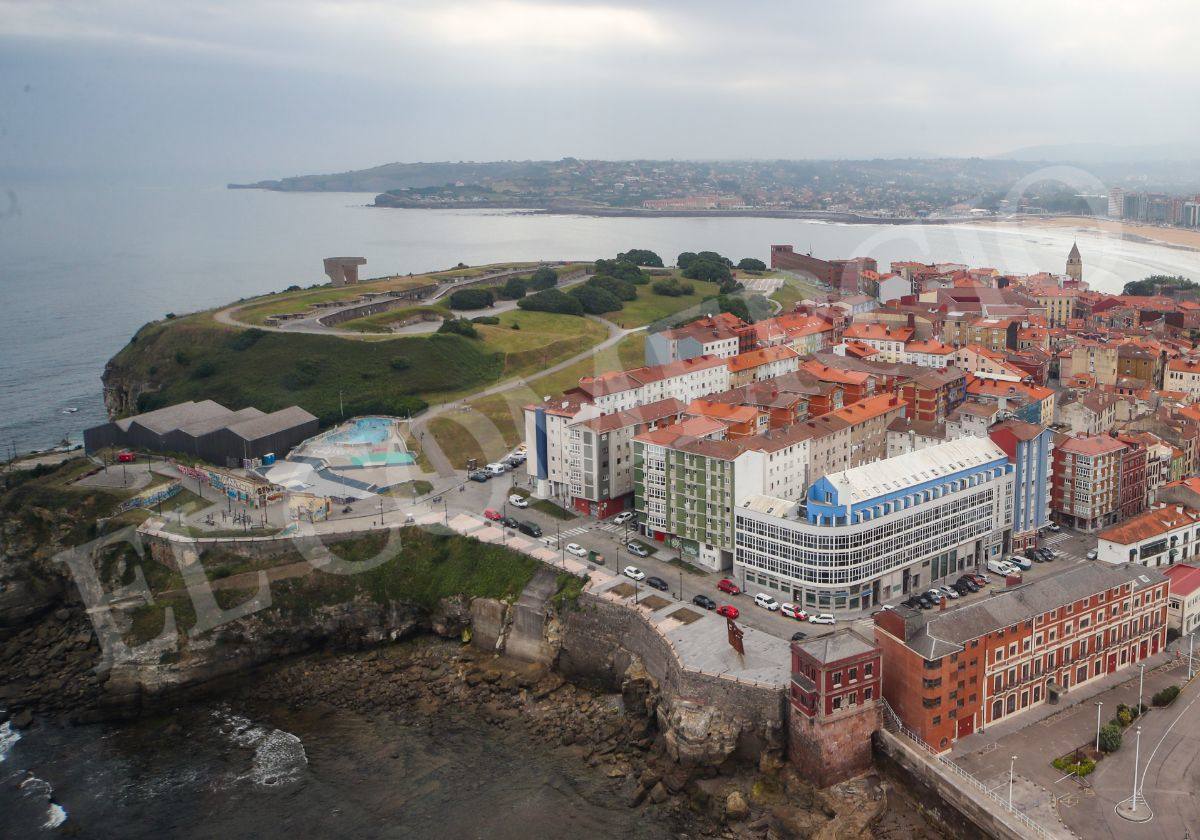 Gijón en verano, visto desde el aire