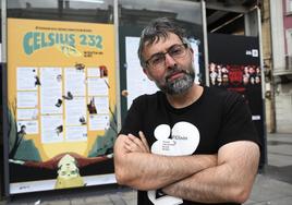 Jorge Iván Argiz, ayer ante el cartel que anuncia las actividades del Celsius 232.