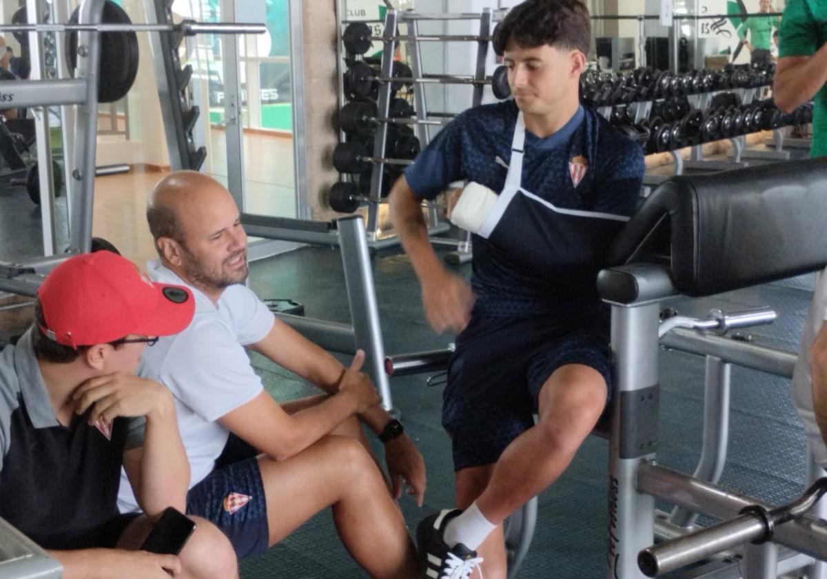 Ramírez, el médico José Miguel García y Queipo, ayer en el gimnasio.