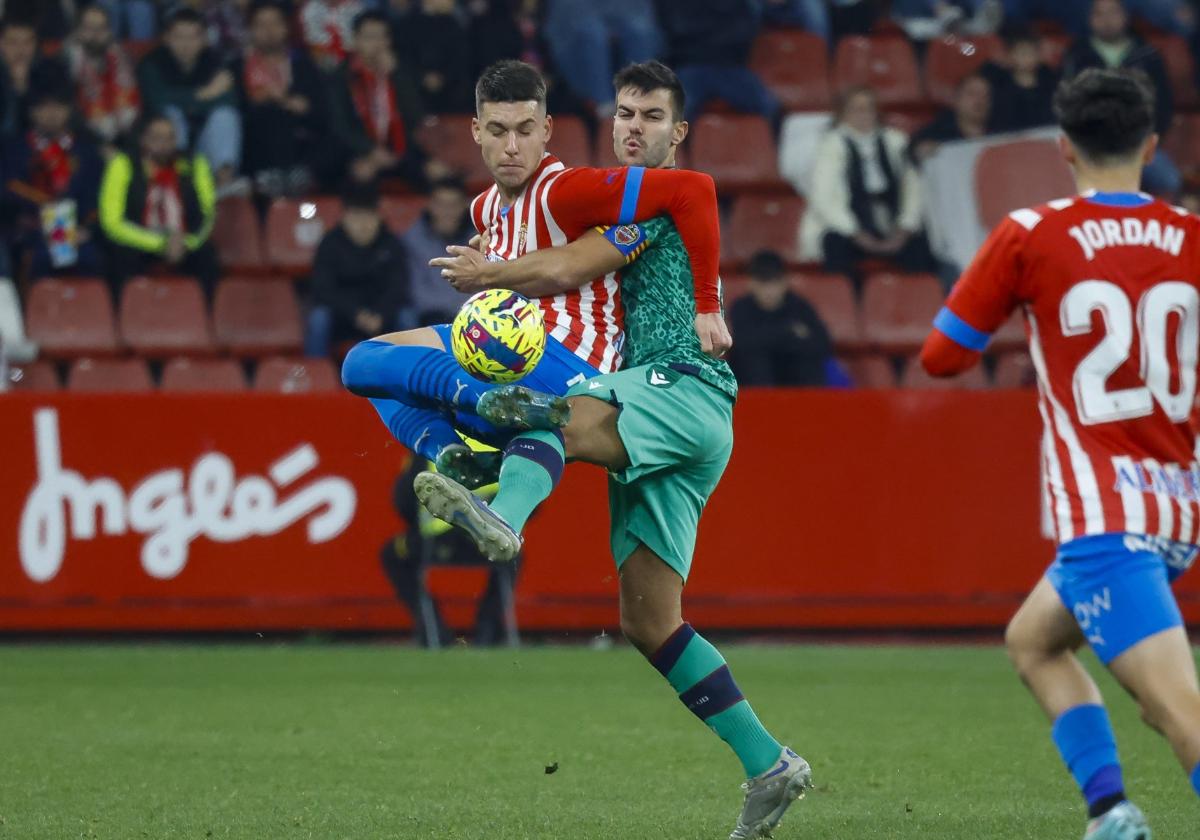 Róber Pier intenta anticiparse a Milo en el partido de El Molinón.