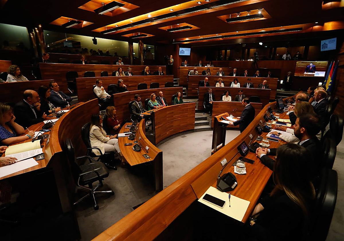 Adrián Barbón, durante su intervención en la Junta en la primera sesión del debate de investidura.