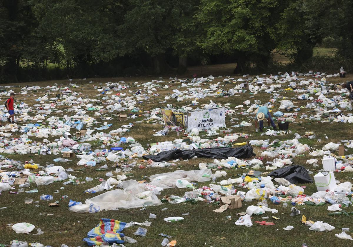 El prao del Carmín amaneció con un mar de bolsas, botellas (sobre todo de sidra) y gran variedad de desperdicios.