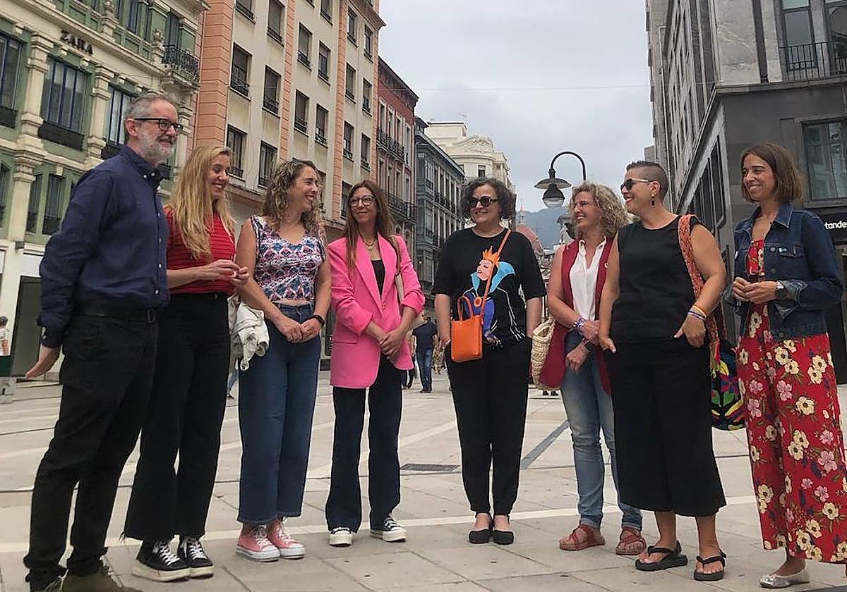 Rafael Cofiño, candidato de Sumar al Congreso de los Diputados, junto a representantes de los sectores laborales feminizados de CC OO.