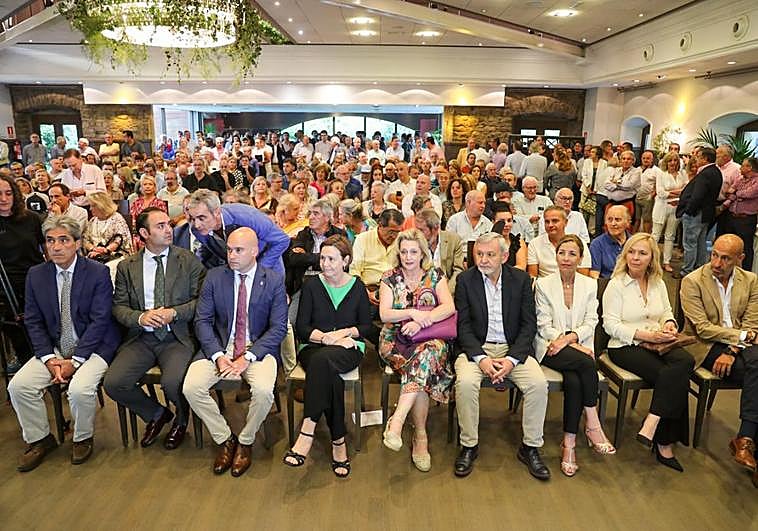 Emilio Muñoz, Carlos Zúñiga, Jesús Martínez Salvador, Carmen Moriyón, Maritina Medio, José Ramón Fiaño, Ángeles Fernández-Ahuja, Sara Álvarez Rouco y Óliver Suárez en la presentación del cartel de la Feria Taurina de Begoña que se celebrará del 15 al 18 de agosto.
