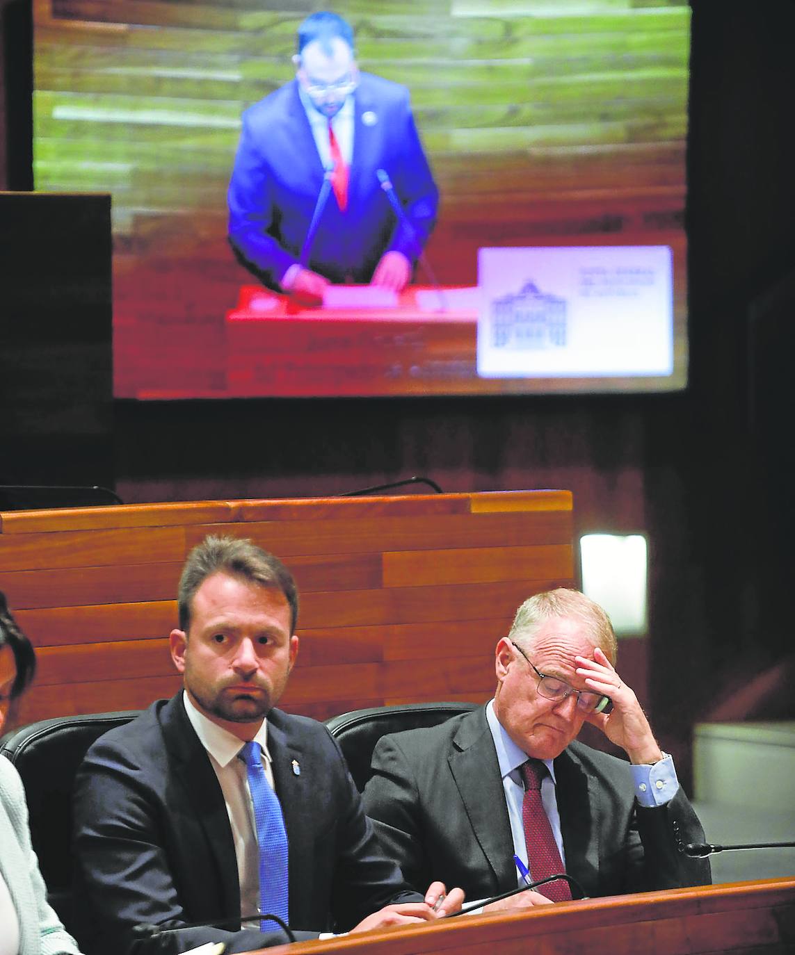 Diego Canga (derecha) sigue el discurso de invetsidura con Álvaro Queipo.