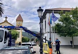 Banderas bajadas por el reciente fallecimiento del alcalde de Soto del Barco, Jaime Pérez Lorente.