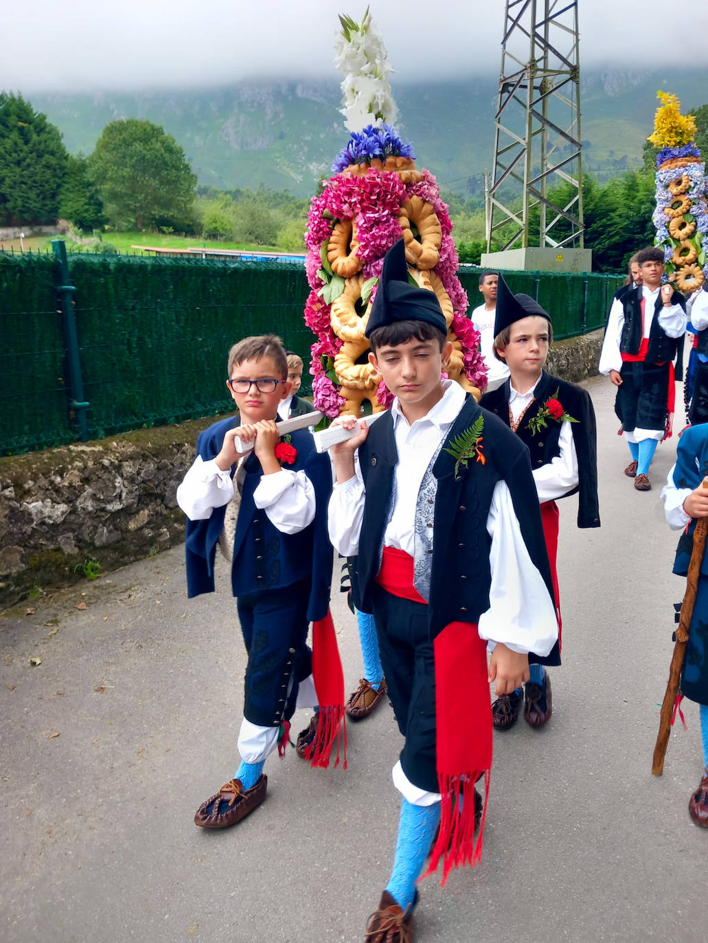 Flores para no olvidar en la fiesta de Santa Marina en Parres