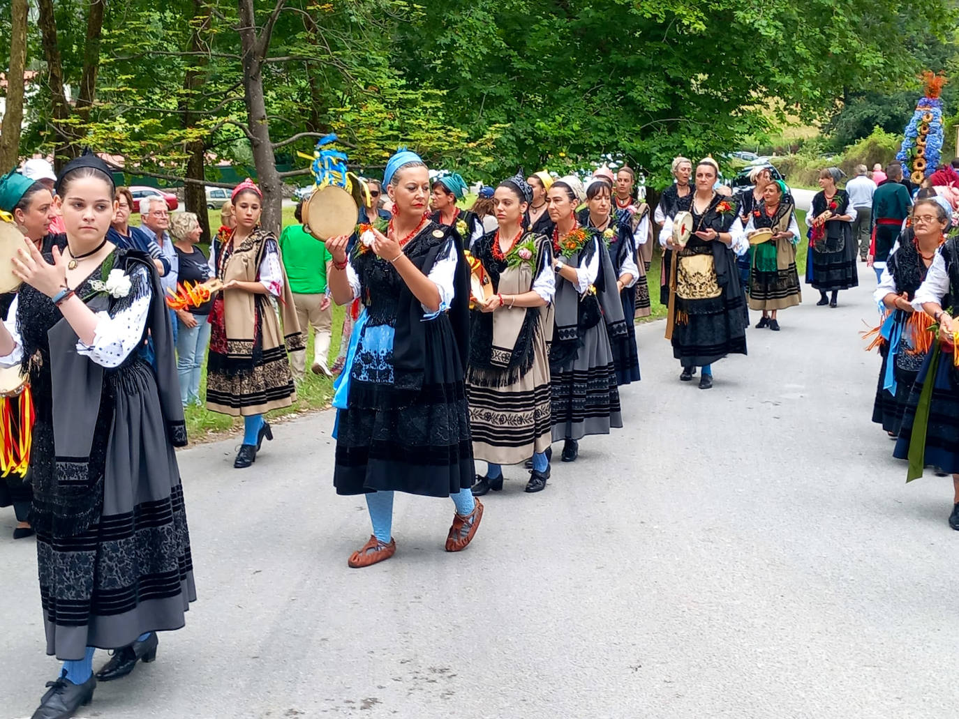 Flores para no olvidar en la fiesta de Santa Marina en Parres