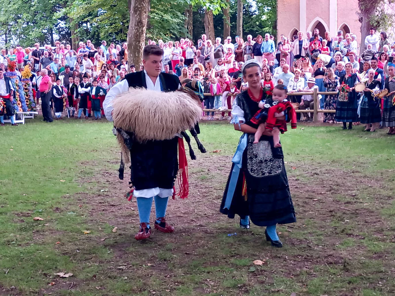 Flores para no olvidar en la fiesta de Santa Marina en Parres