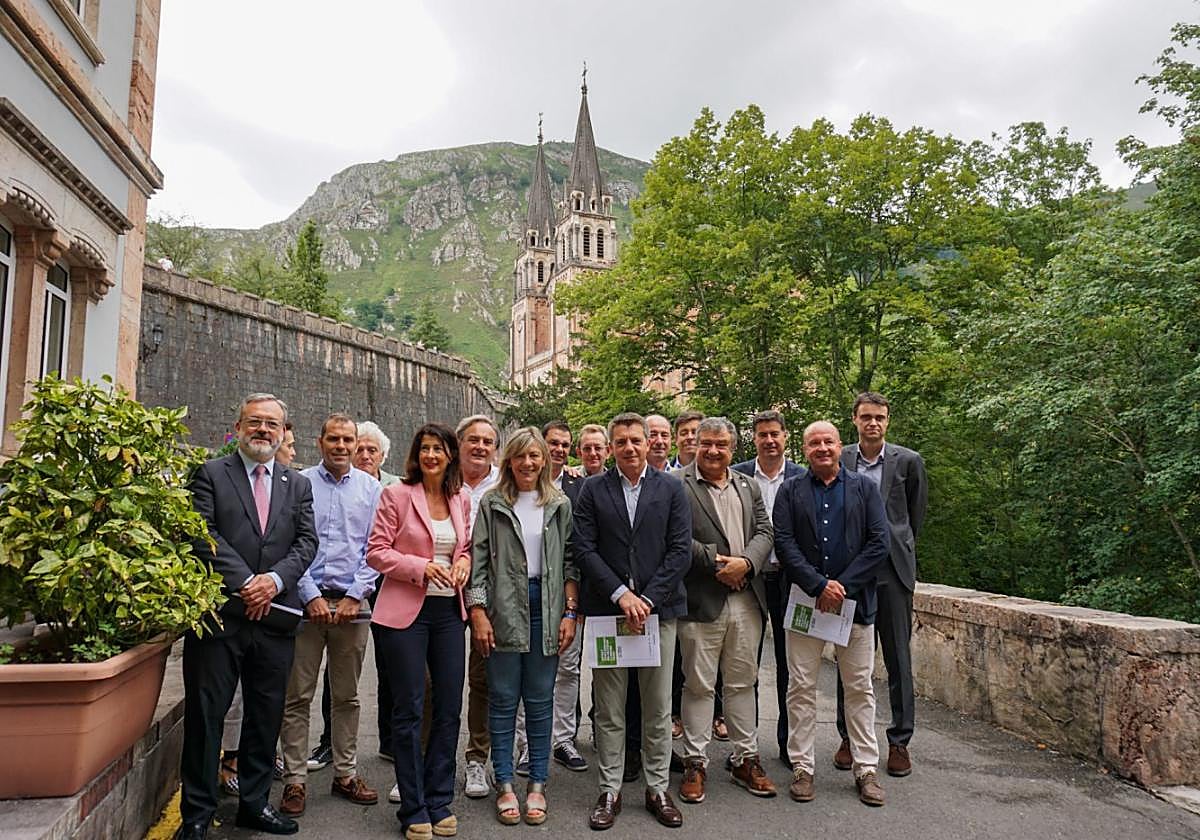 Representantes de las asociaciones turísticas del norte y miembros del PP se reunieron en el Gran Hotel.