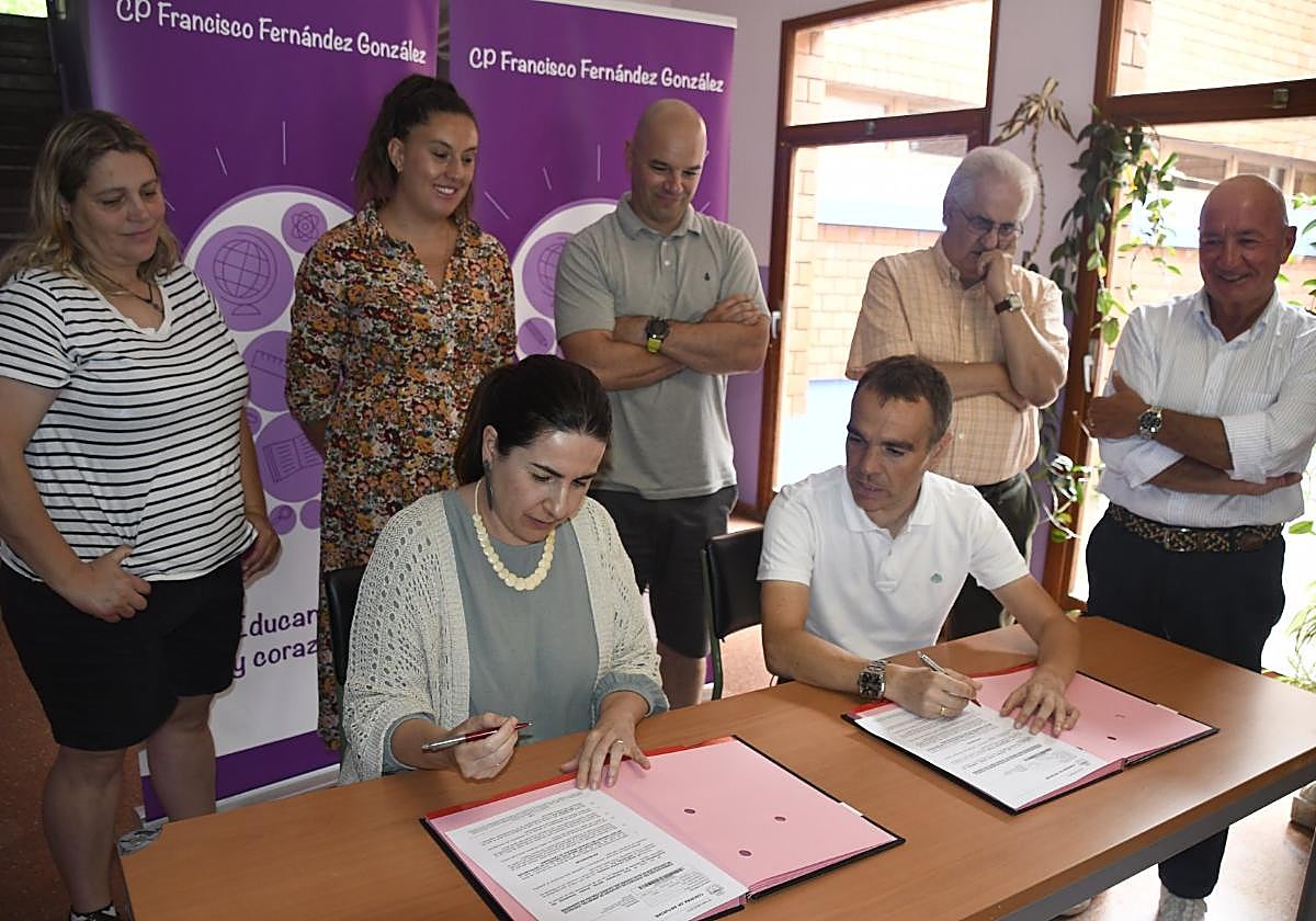 Iván Fernández y Virginia Cifuentes en la firma del contrato.