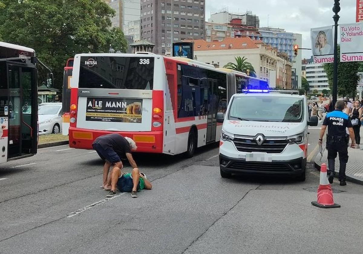 Dos ambulancias del Sespa atendieron al herido, que se quejaba de un fuerte dolor lumbar.