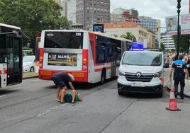 Dos ambulancias del Sespa atendieron al herido, que se quejaba de un fuerte dolor lumbar.