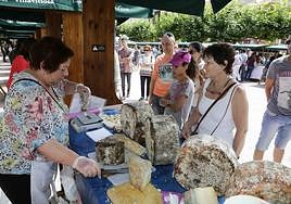 Una edición pasada de la feria de quesos artesanos de Ribadesella