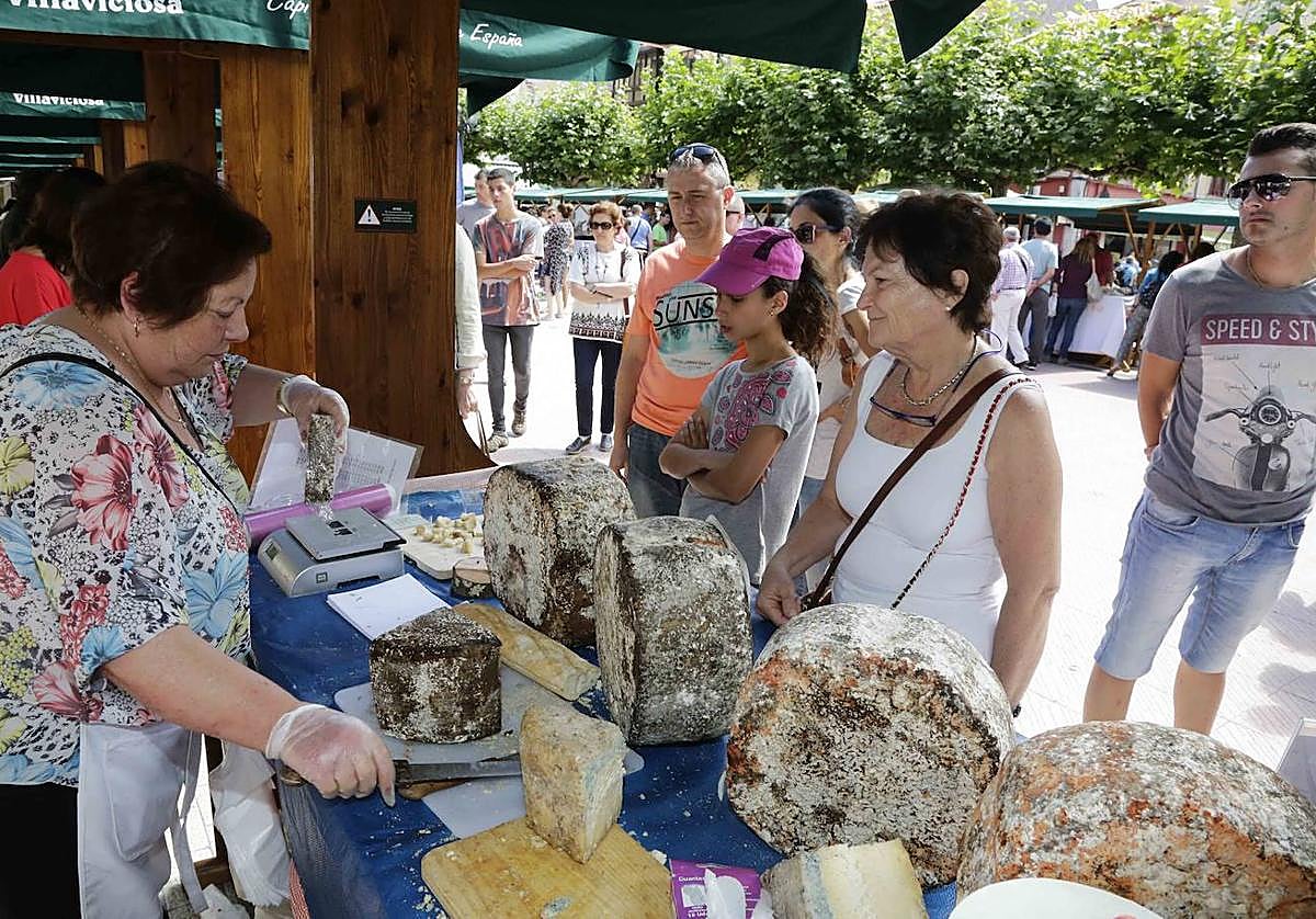 Una edición pasada de la feria de quesos artesanos de Ribadesella