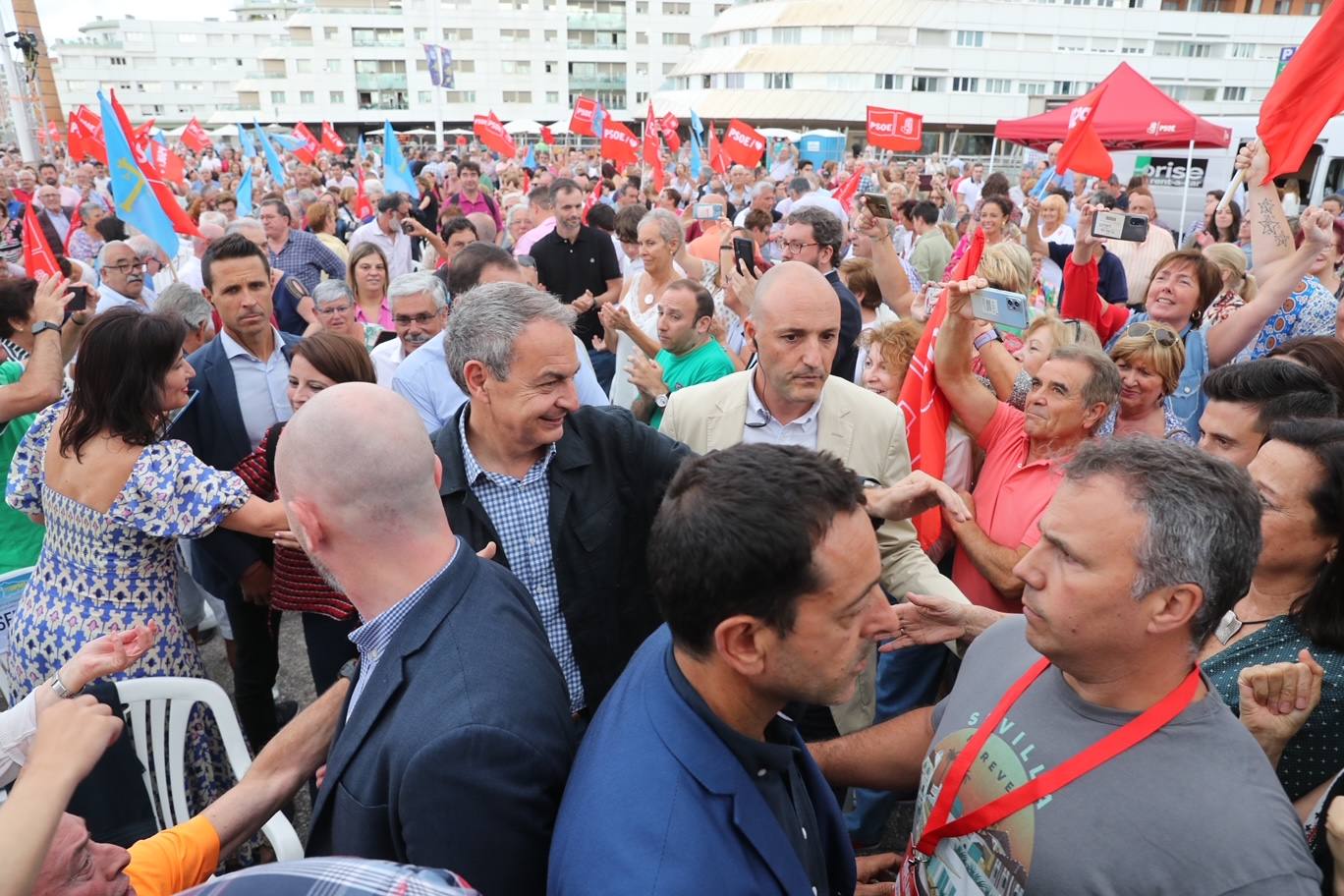 Zapatero, en un mitin del PSOE en Gijón